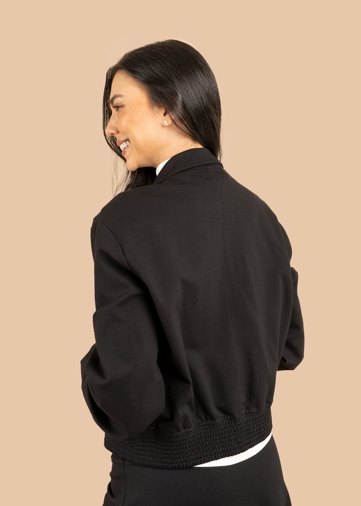 Chaqueta color negro con solapa y doble botonadura 106590