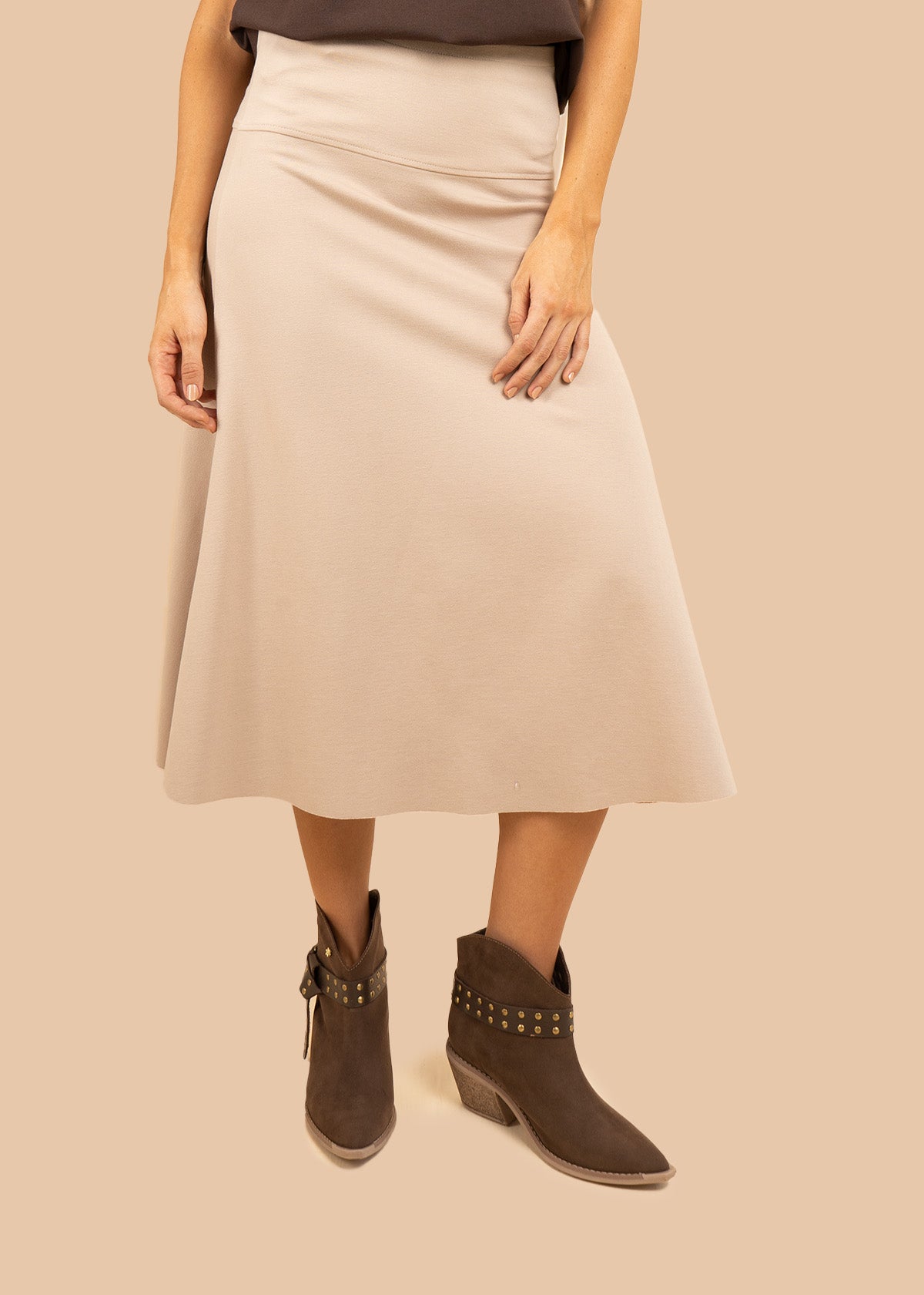 Falda midi color arena silueta tipo A 106591