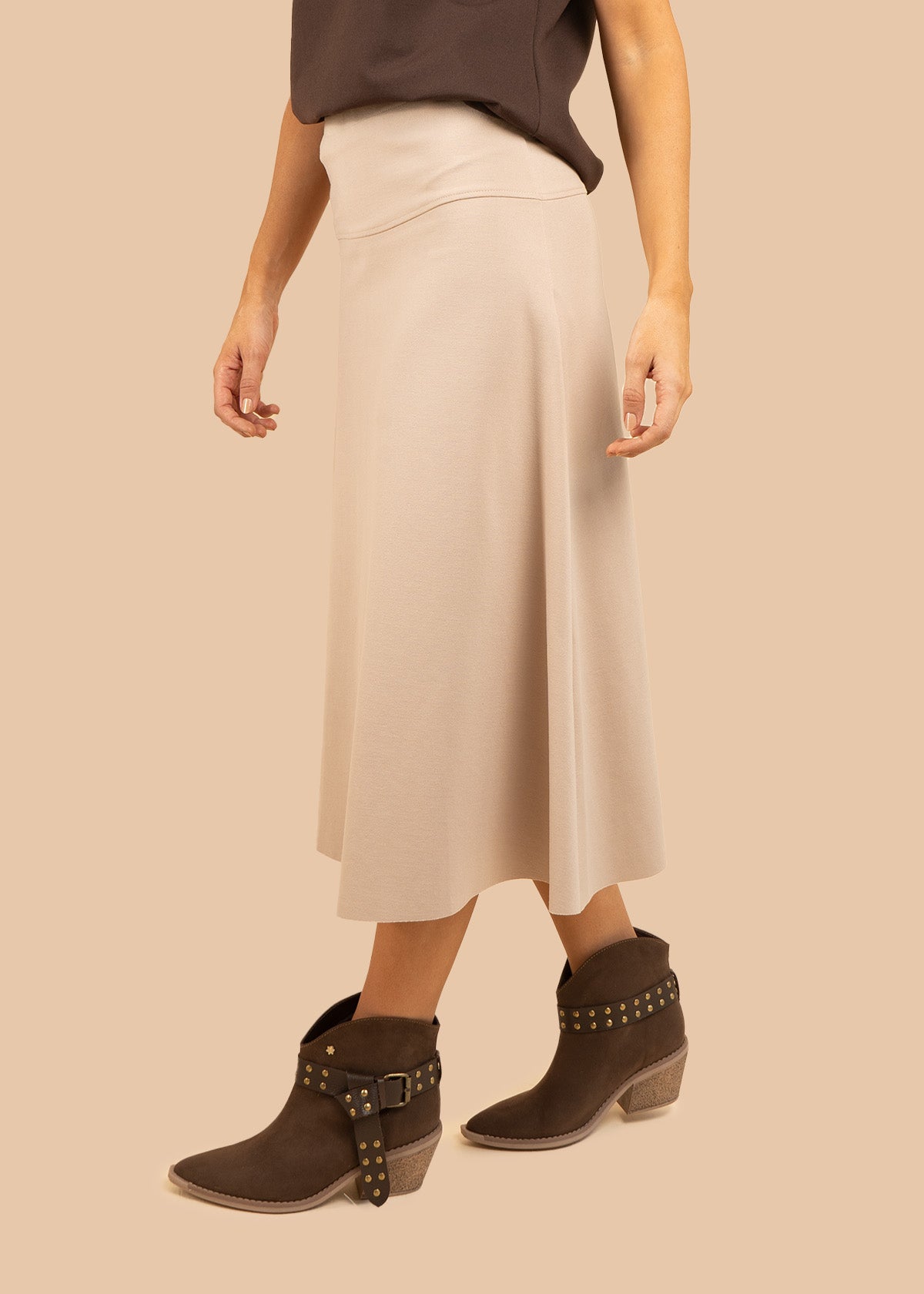 Falda midi color arena silueta tipo A 106591