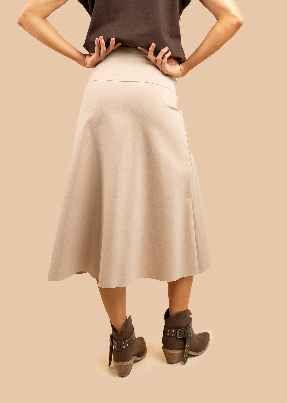 Falda midi color arena silueta tipo A 106591