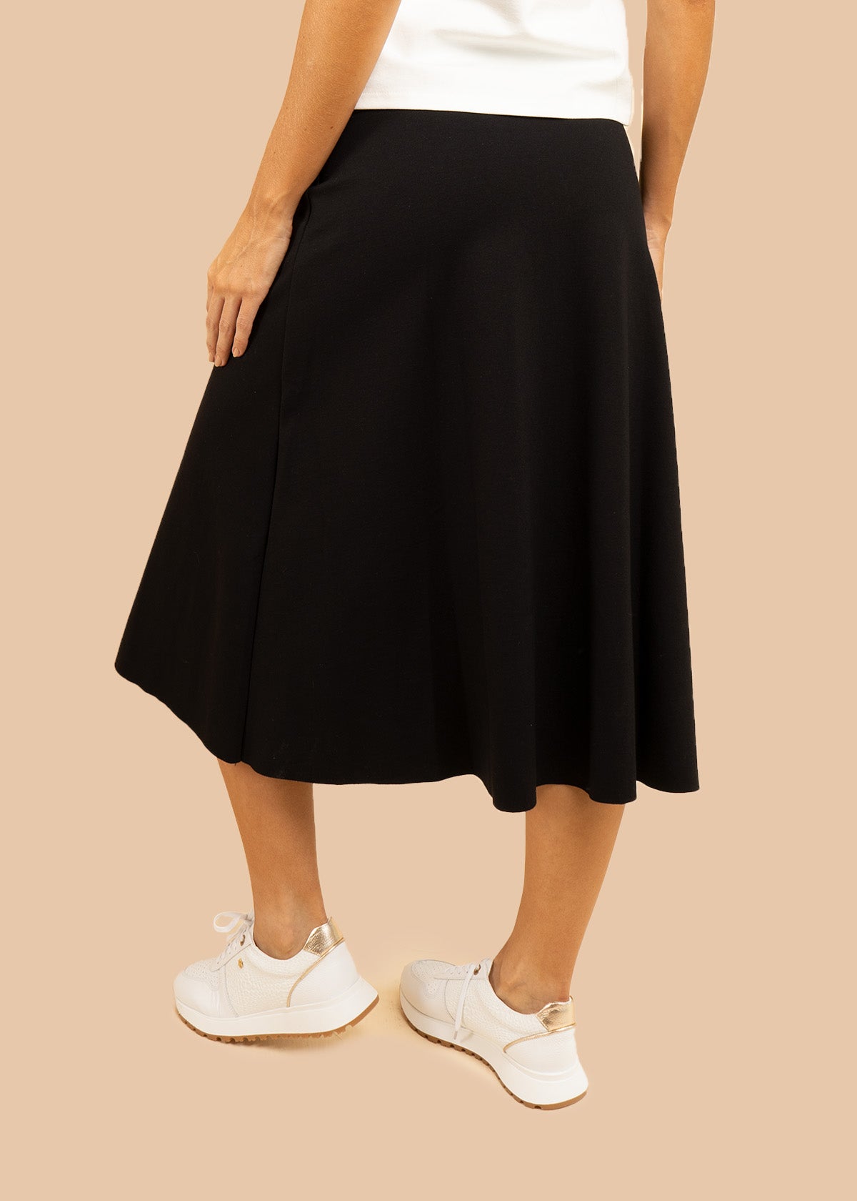 Falda midi color negro silueta tipo A 106591