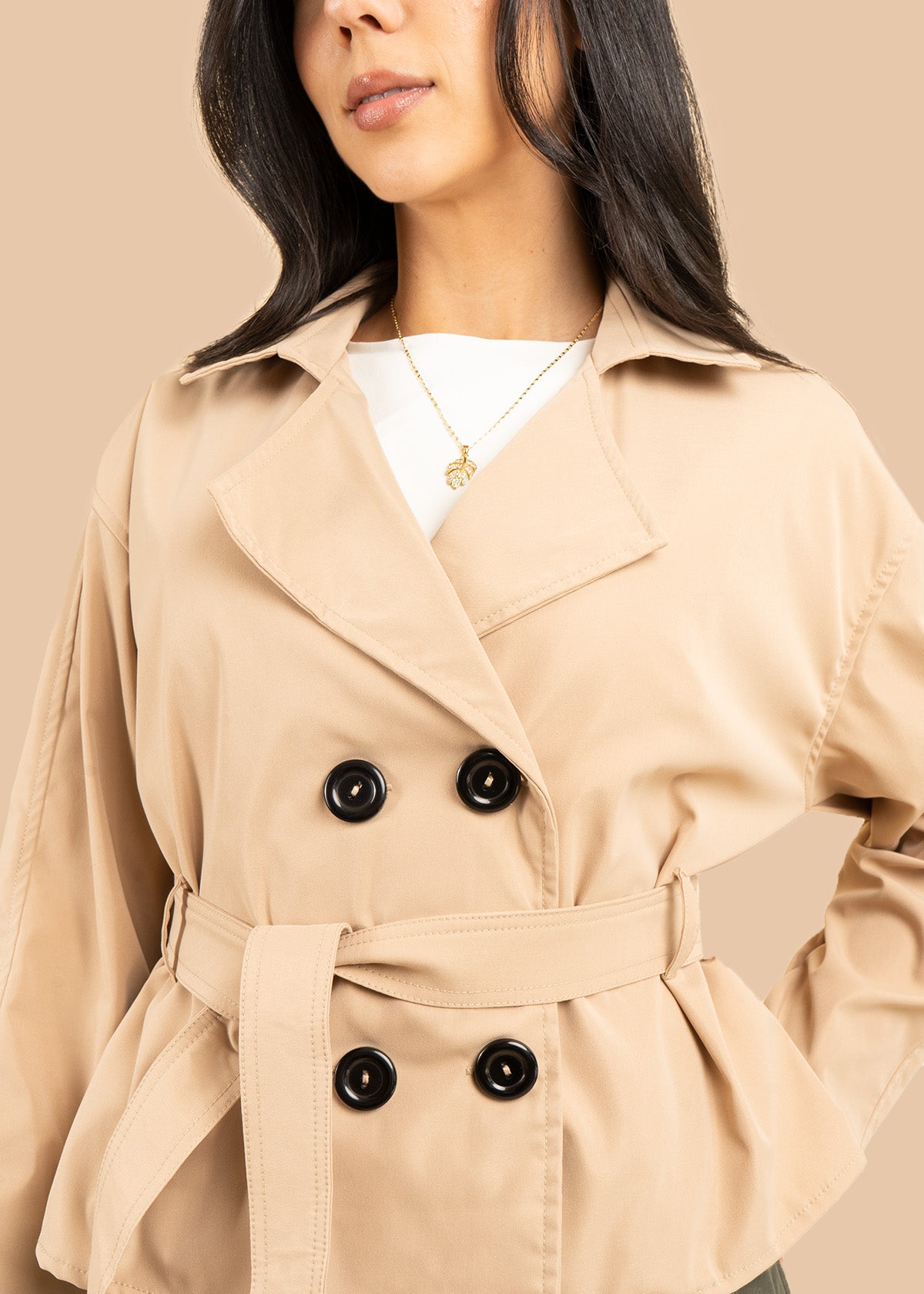 Chaqueta color camel con doble botonadura y cinturón 106592
