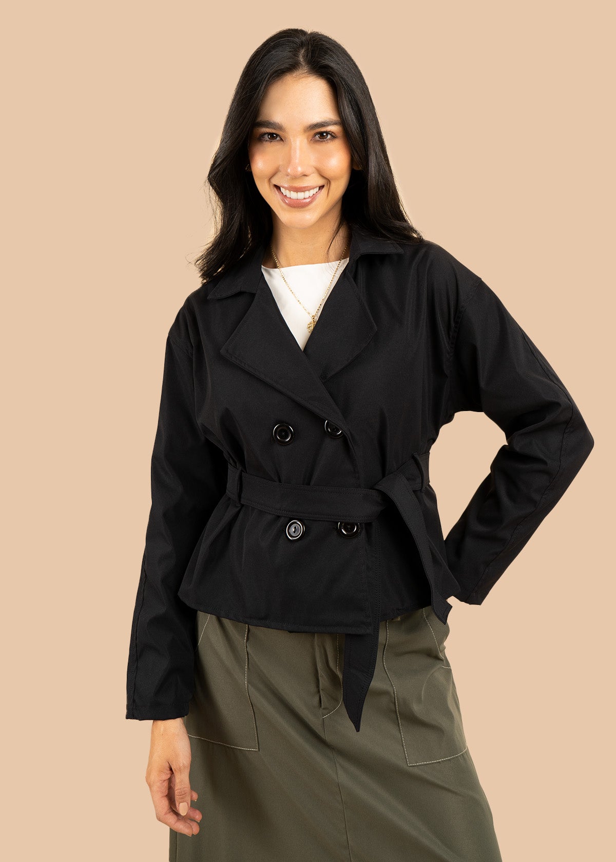 Chaqueta color negro con doble botonadura y cinturón 106592