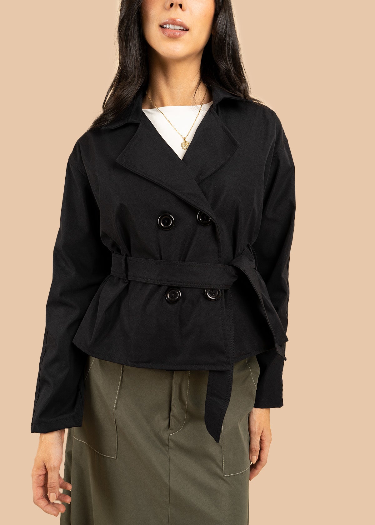 Chaqueta color negro con doble botonadura y cinturón 106592