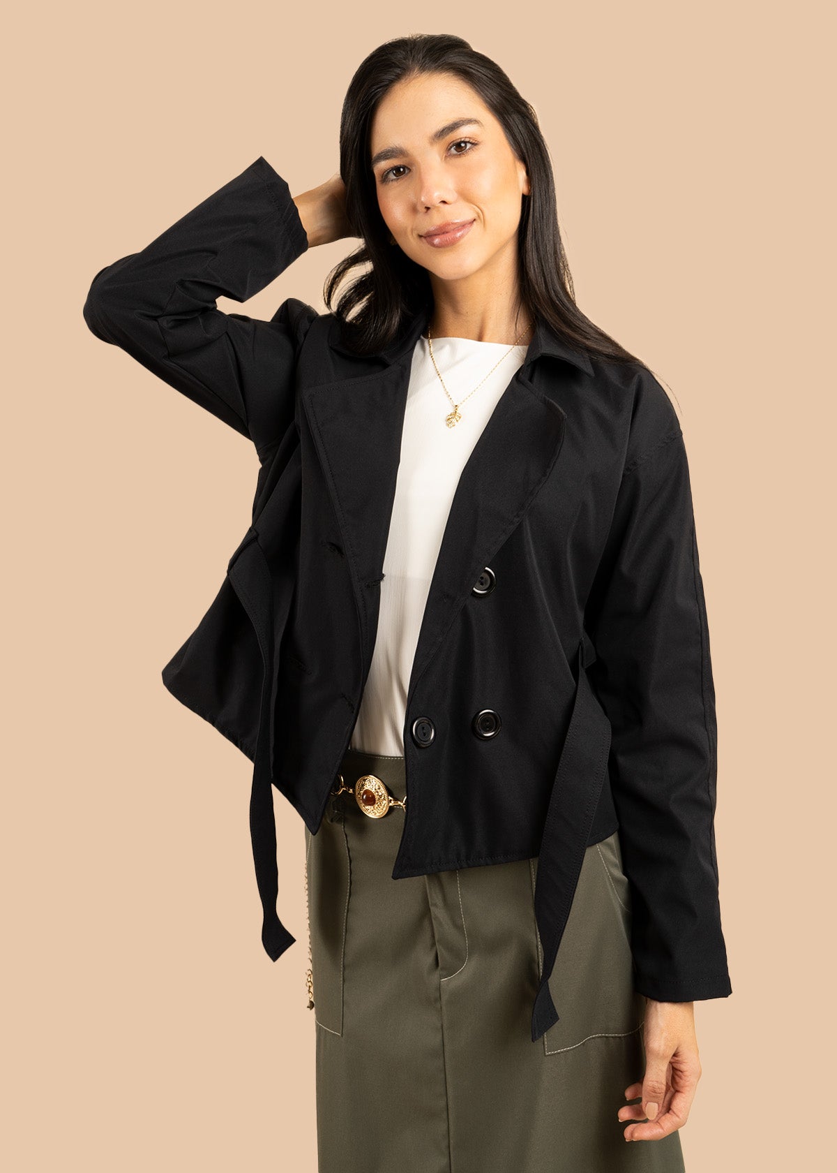 Chaqueta color negro con doble botonadura y cinturón 106592
