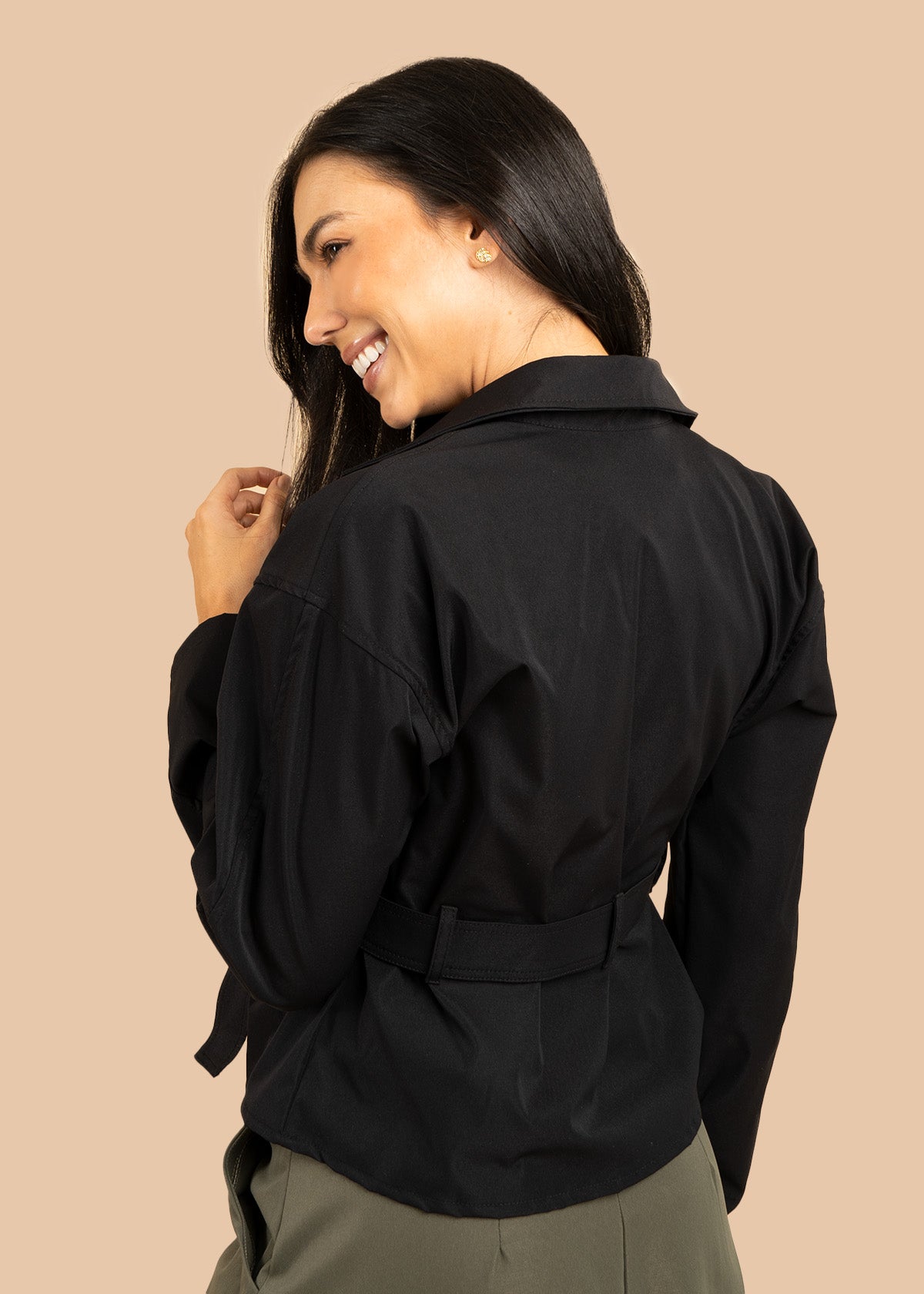 Chaqueta color negro con doble botonadura y cinturón 106592