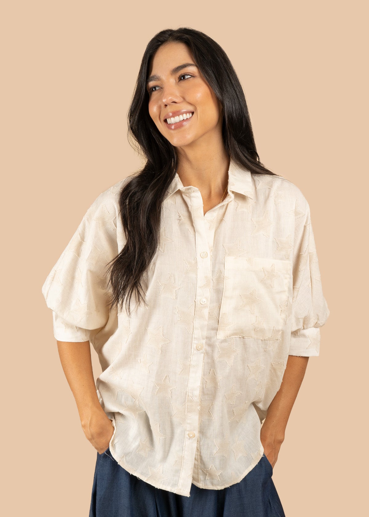 Blusa color beige silueta oversize y texturizado de estrellas 106597