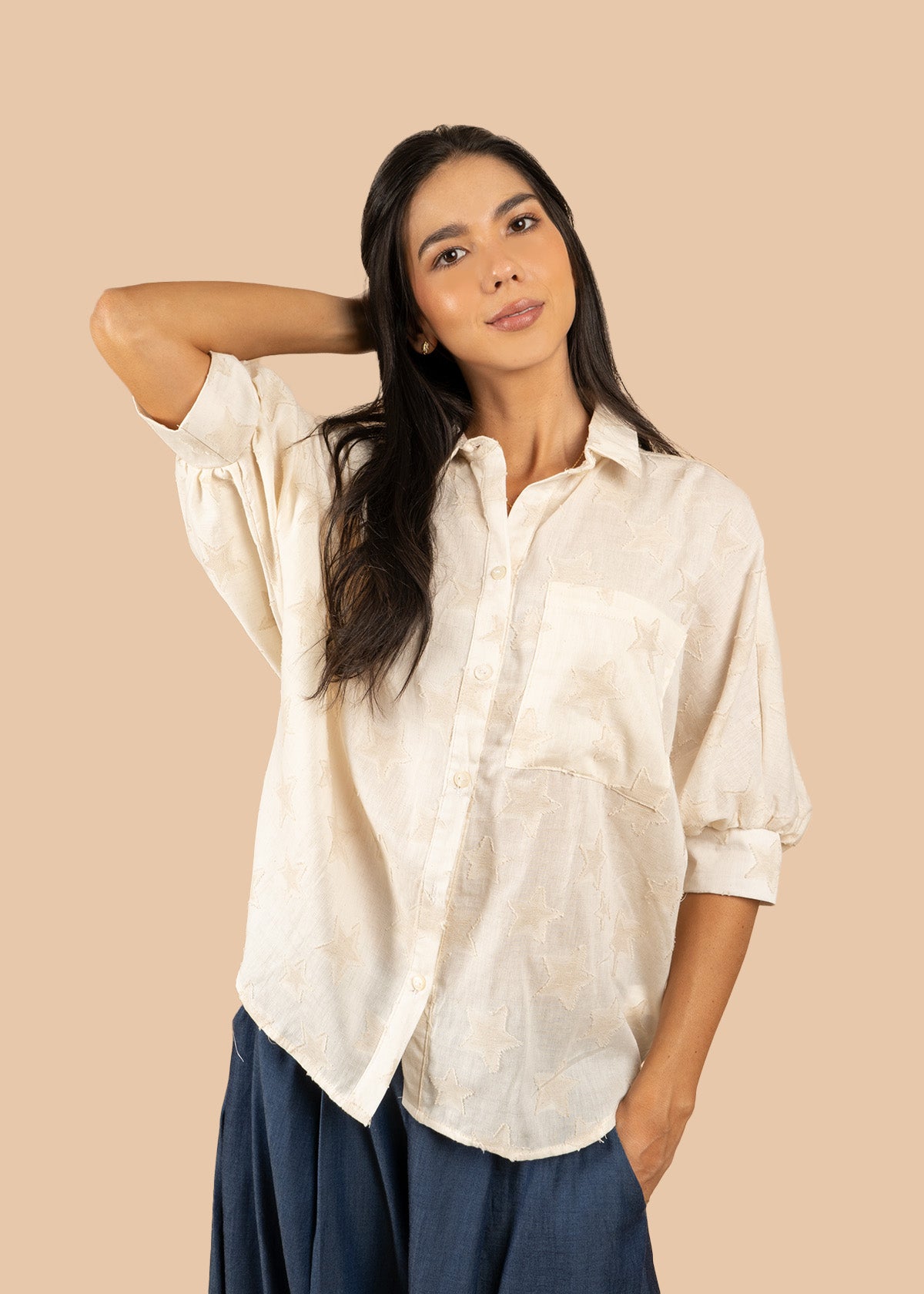Blusa color beige silueta oversize y texturizado de estrellas 106597