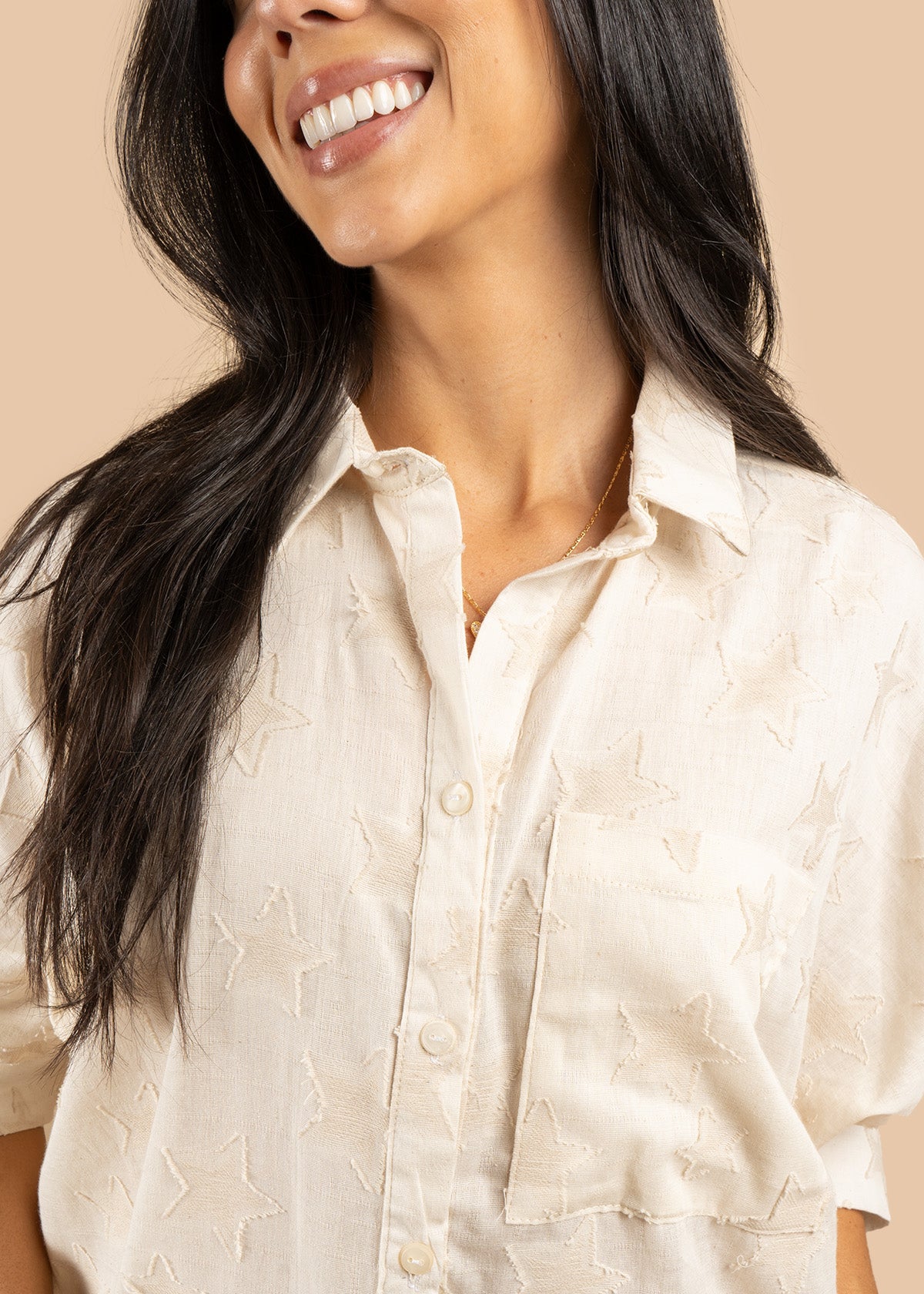 Blusa color beige silueta oversize y texturizado de estrellas 106597