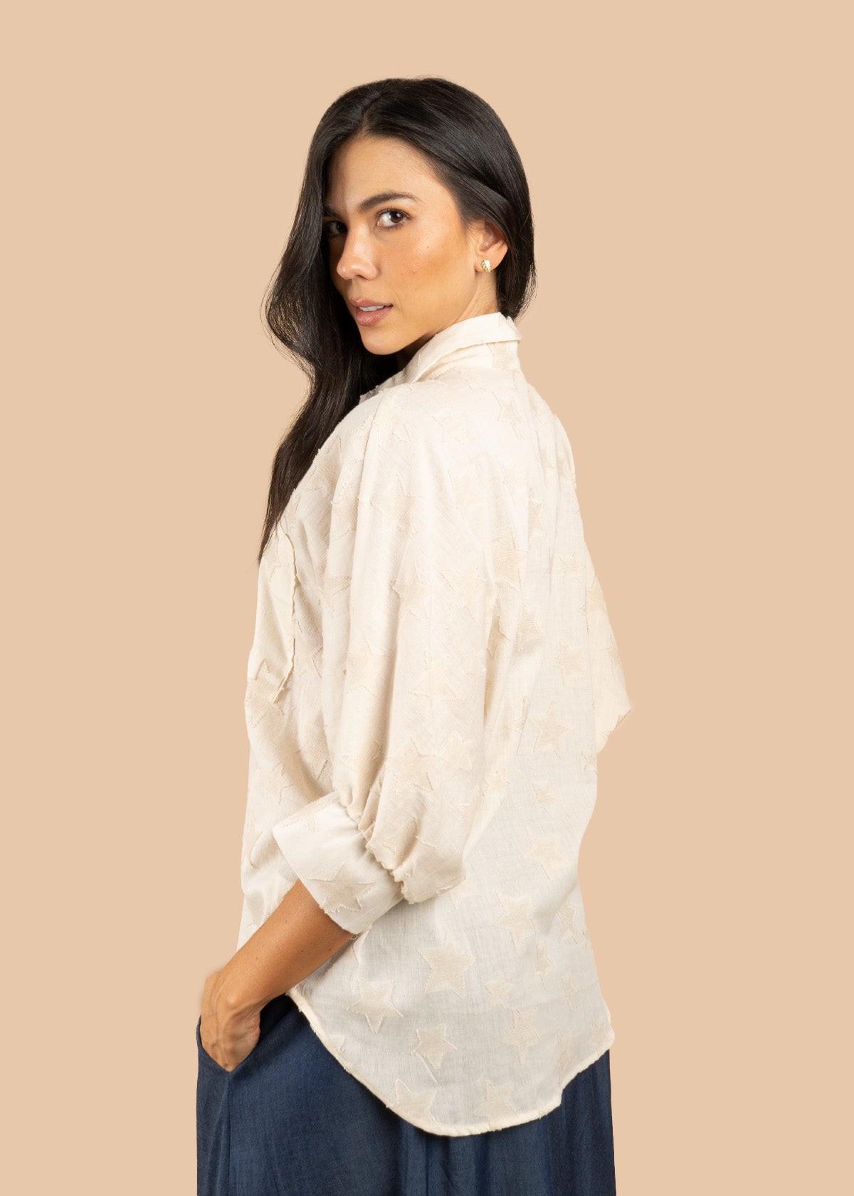 Blusa color beige silueta oversize y texturizado de estrellas 106597