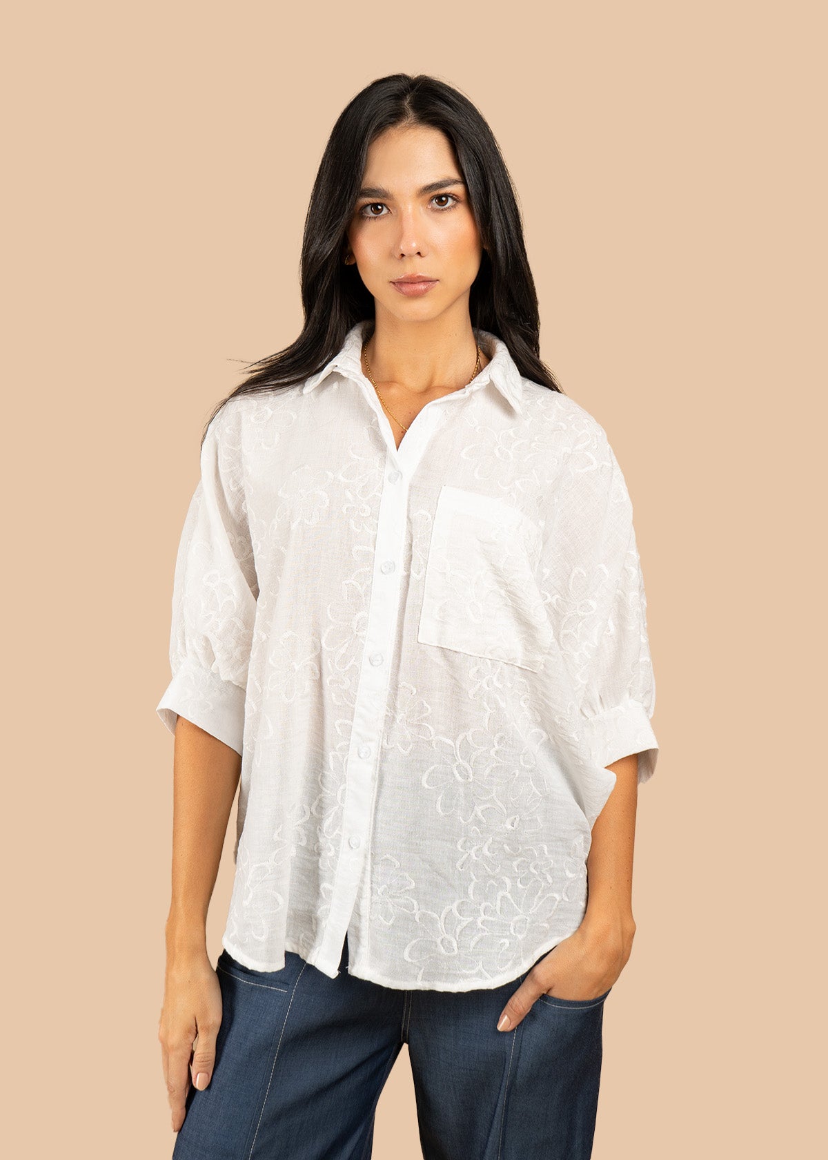 Blusa color blanco con texturizado de flores 106599