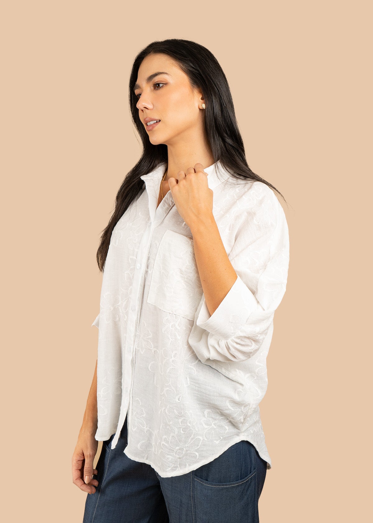 Blusa color blanco con texturizado de flores 106599