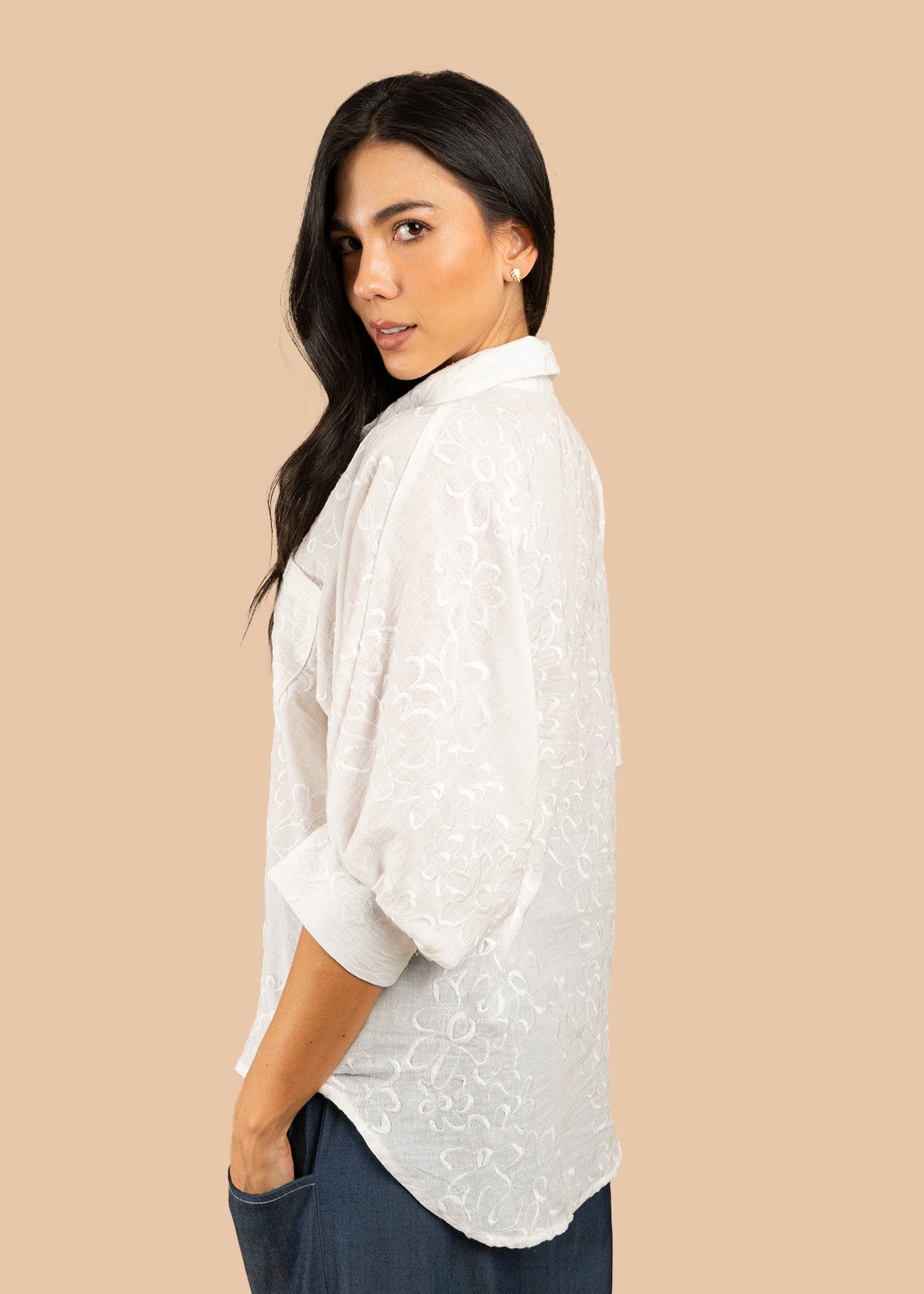 Blusa color blanco con texturizado de flores 106599