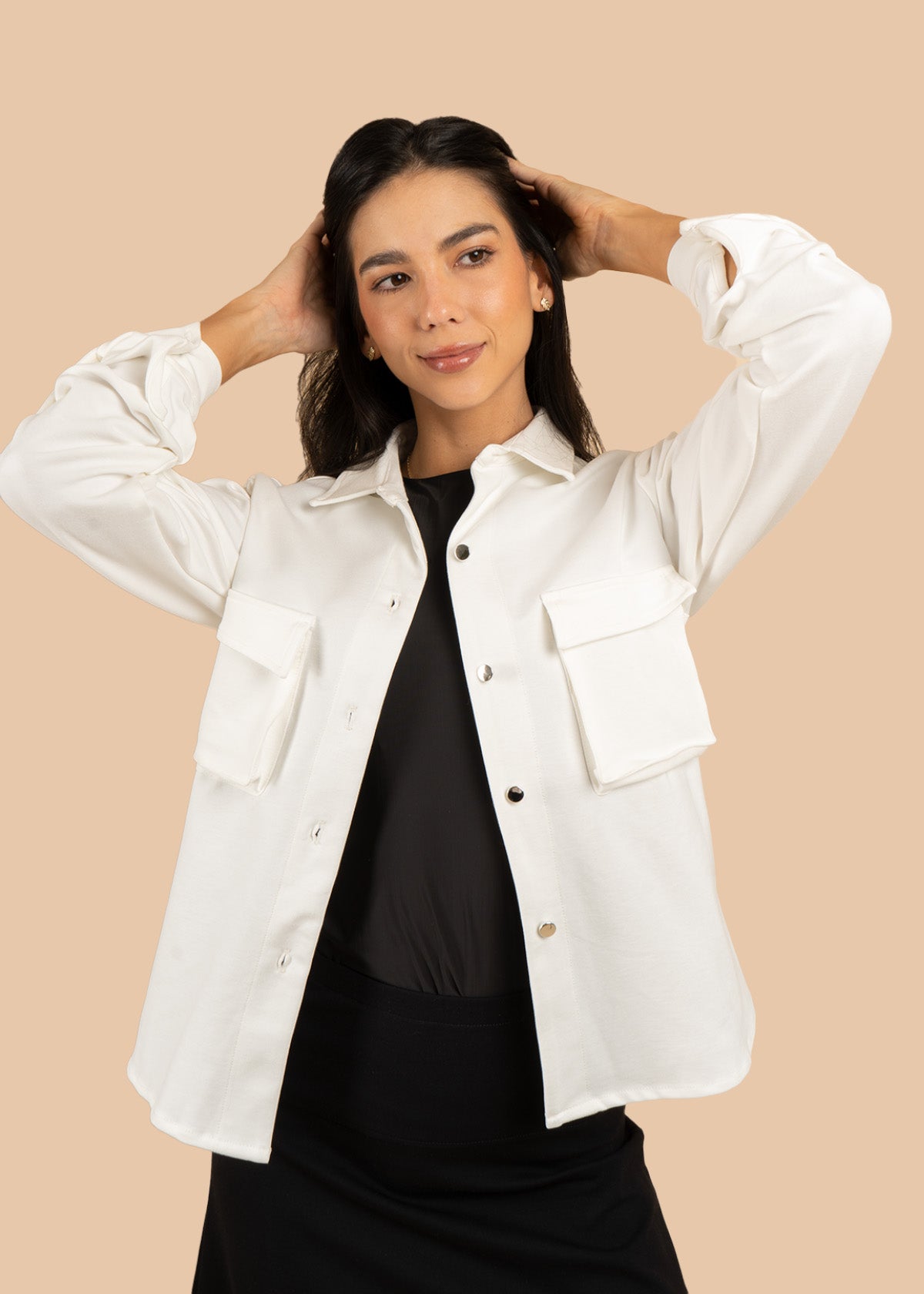 Chaqueta color blanco con bolsillos delanteros y botones plateados 106601