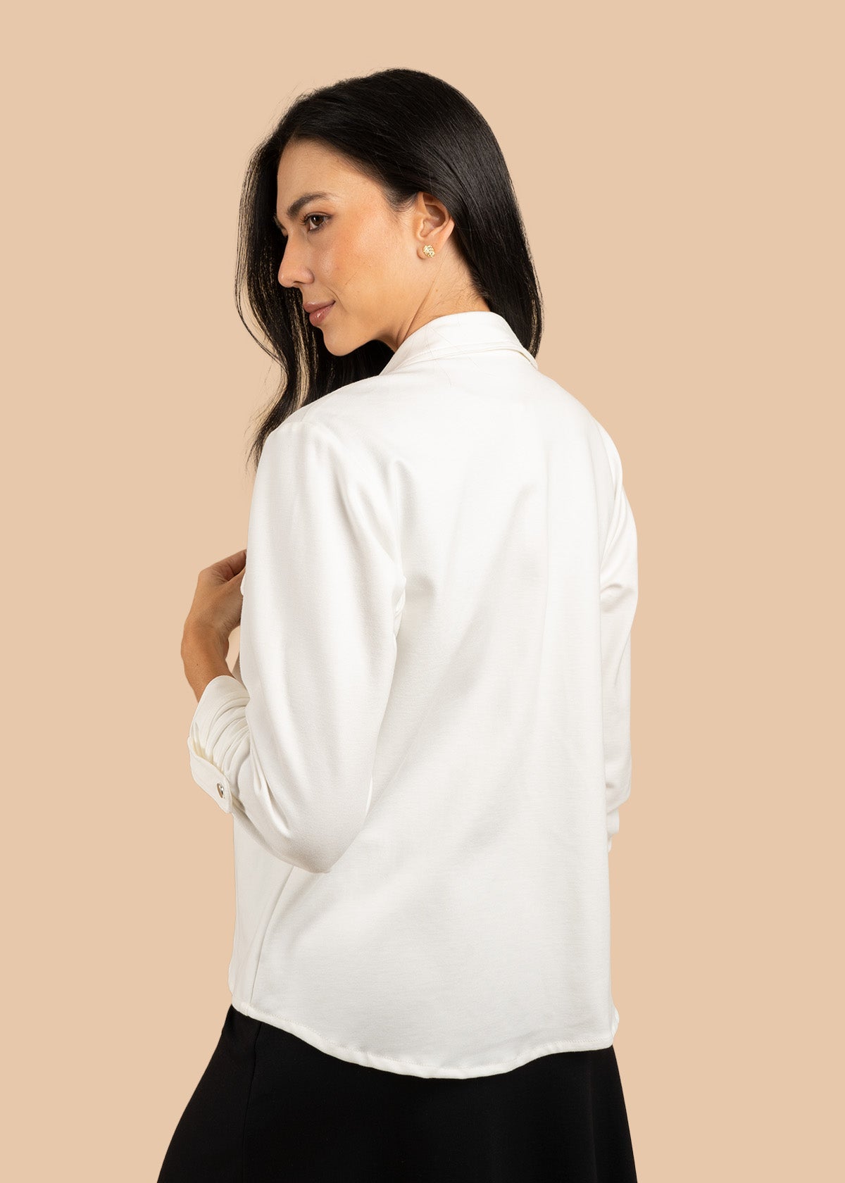 Chaqueta color blanco con bolsillos delanteros y botones plateados 106601