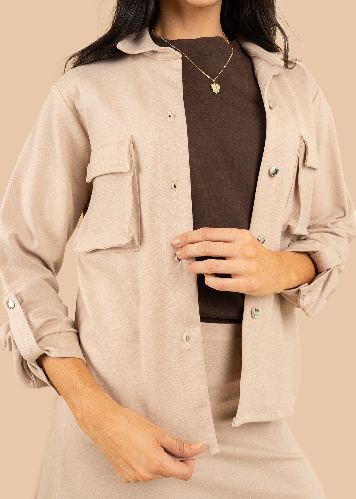 Chaqueta color camel con bolsillos delanteros y botones plateados 106601