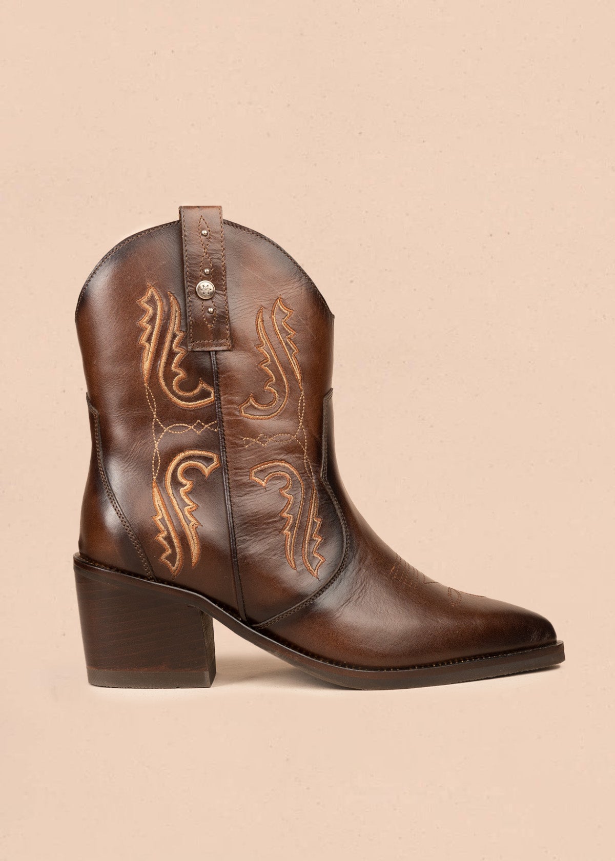 Botas texanas en cuero color café con bordados  106604