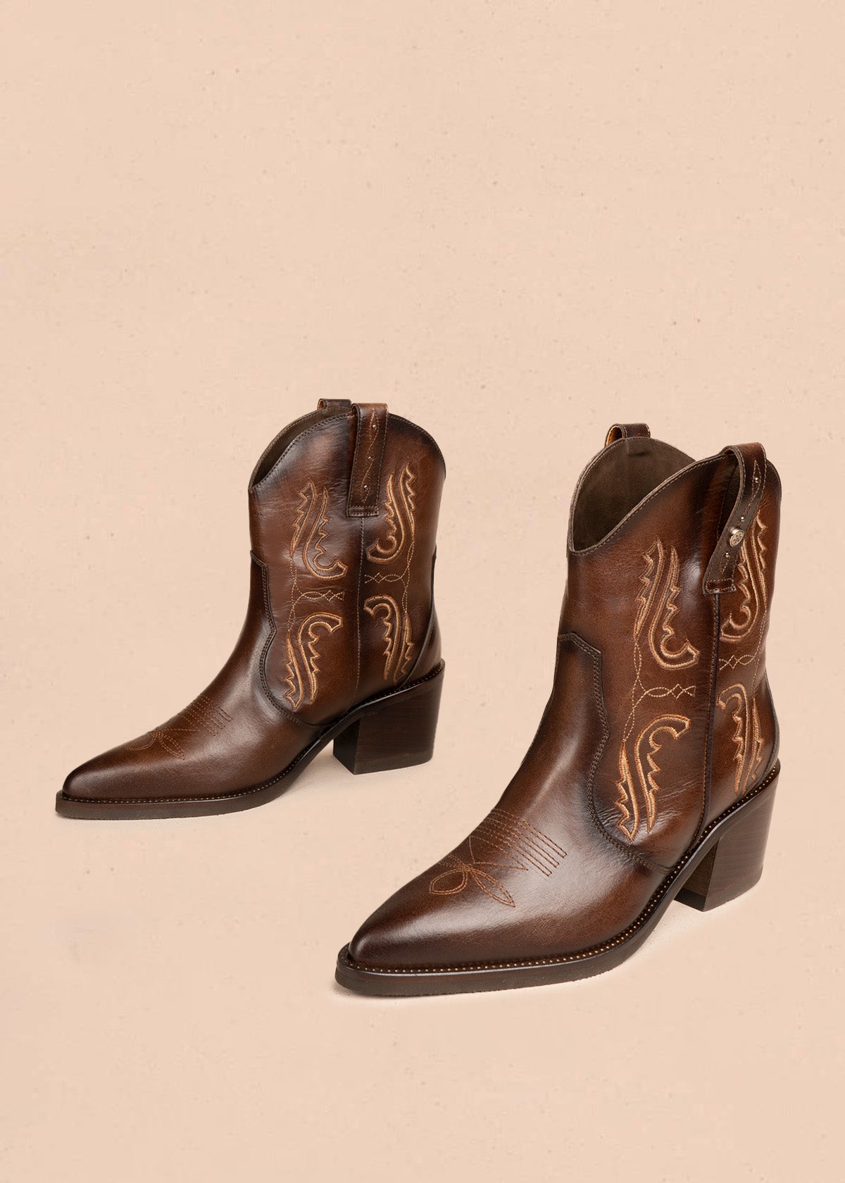 Botas texanas en cuero color café con bordados  106604