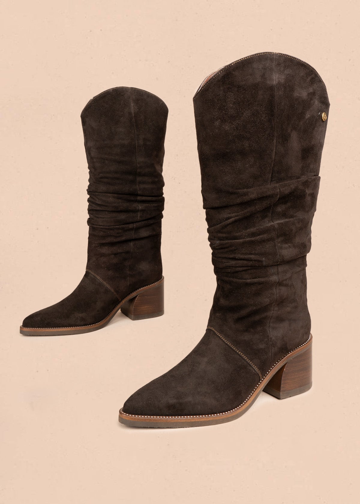 Botas en cuero color café con frunce 106607