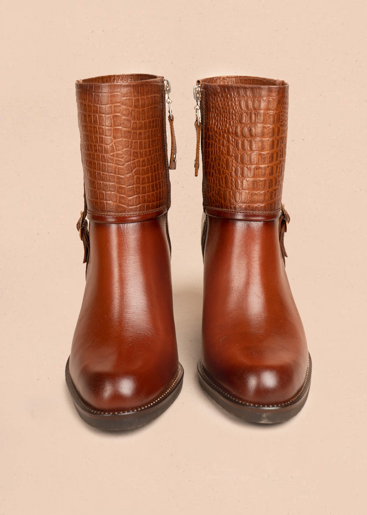 Botas de cuero color miel con caña croco y correa con hebilla 106608