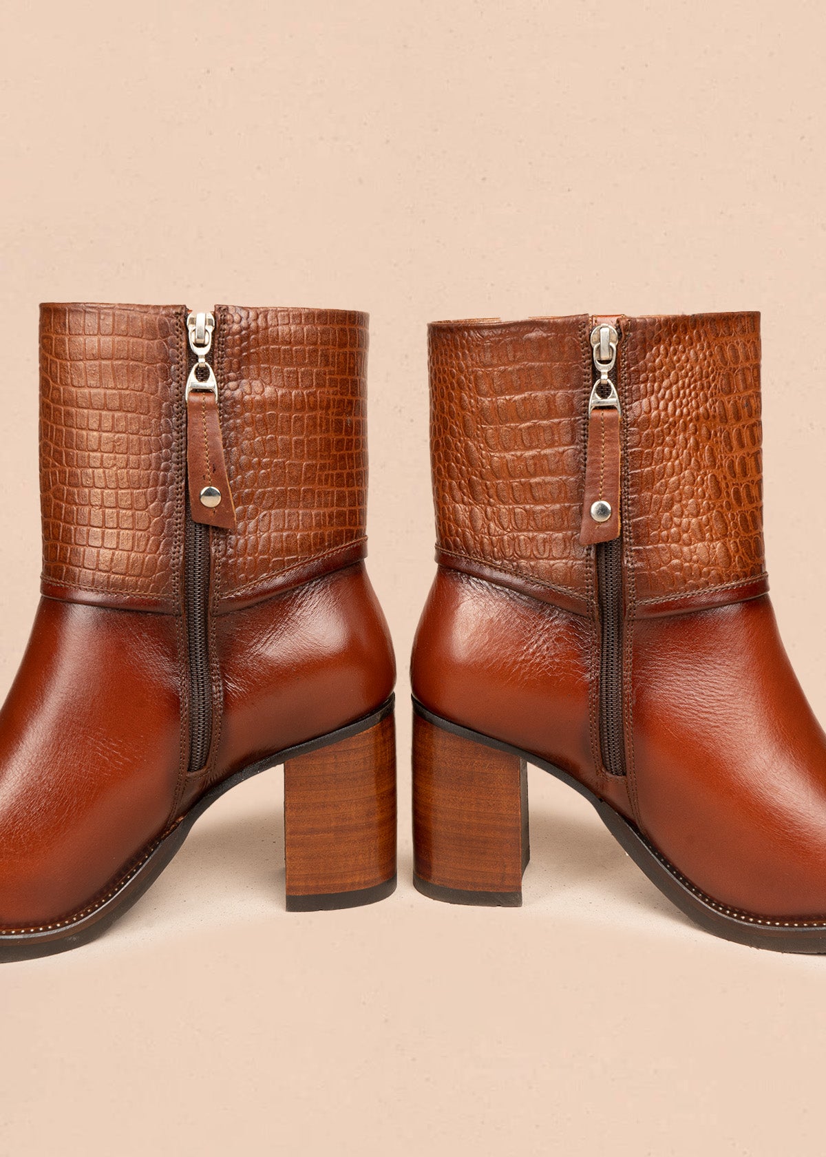 Botas de cuero color miel con caña croco y correa con hebilla 106608