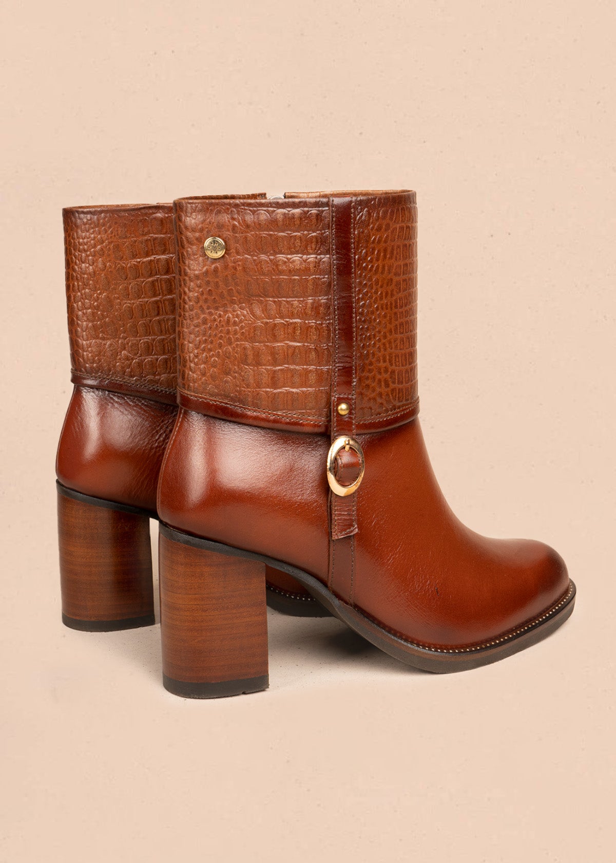 Botas de cuero color miel con caña croco y correa con hebilla 106608