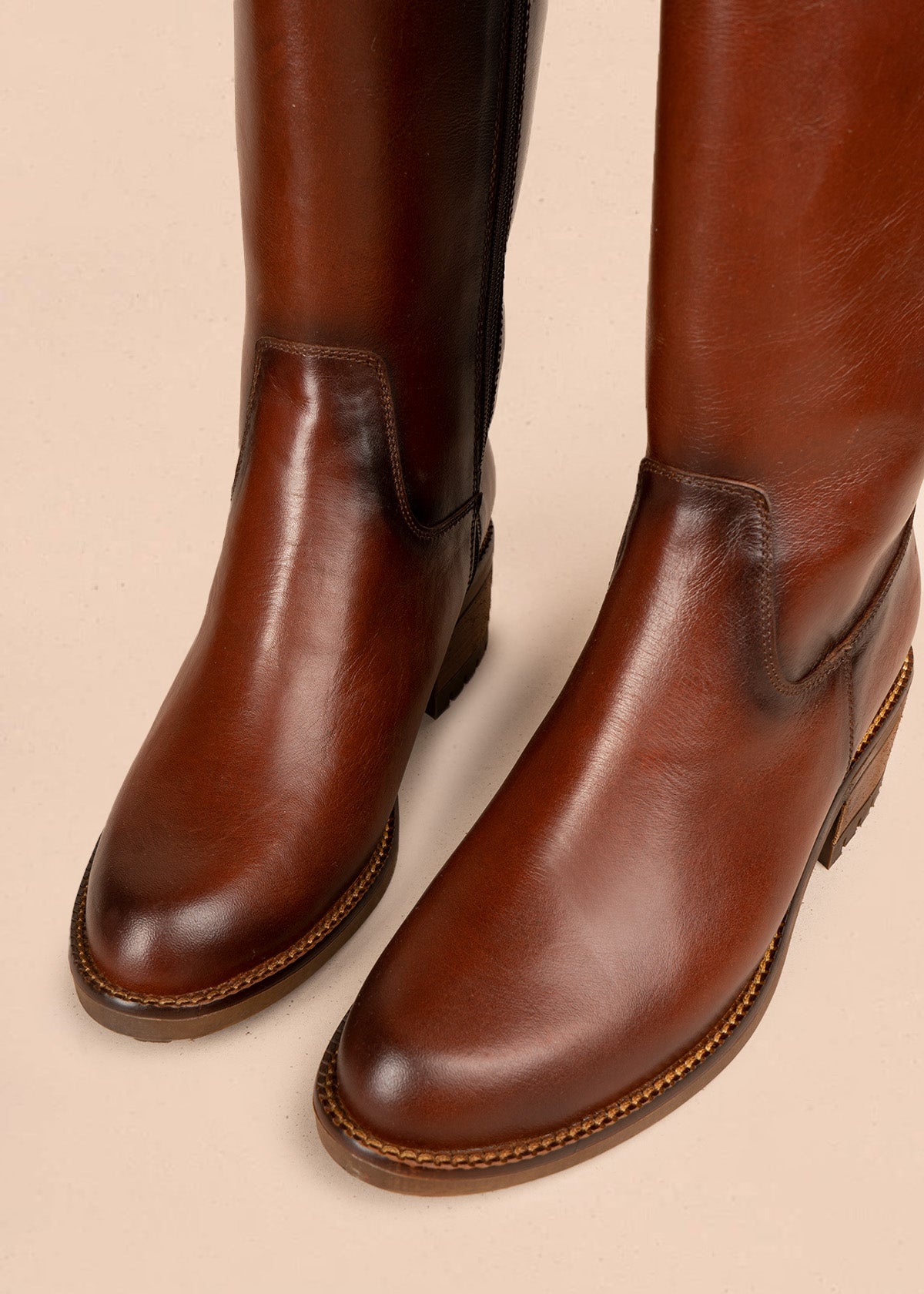 Botas en cuero liso color miel con detalle en la caña 106609
