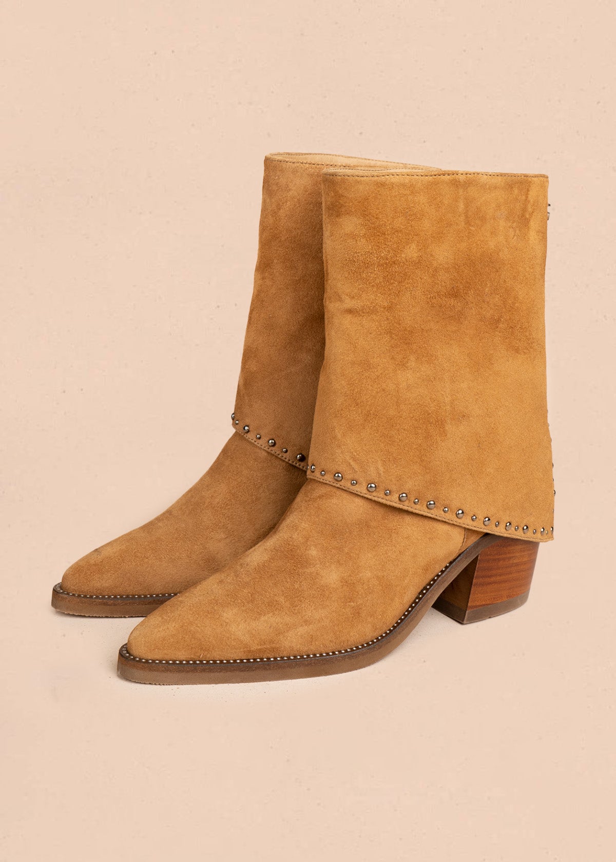 Botas en cuero color arena con solapa y tachuelas plateadas 106611
