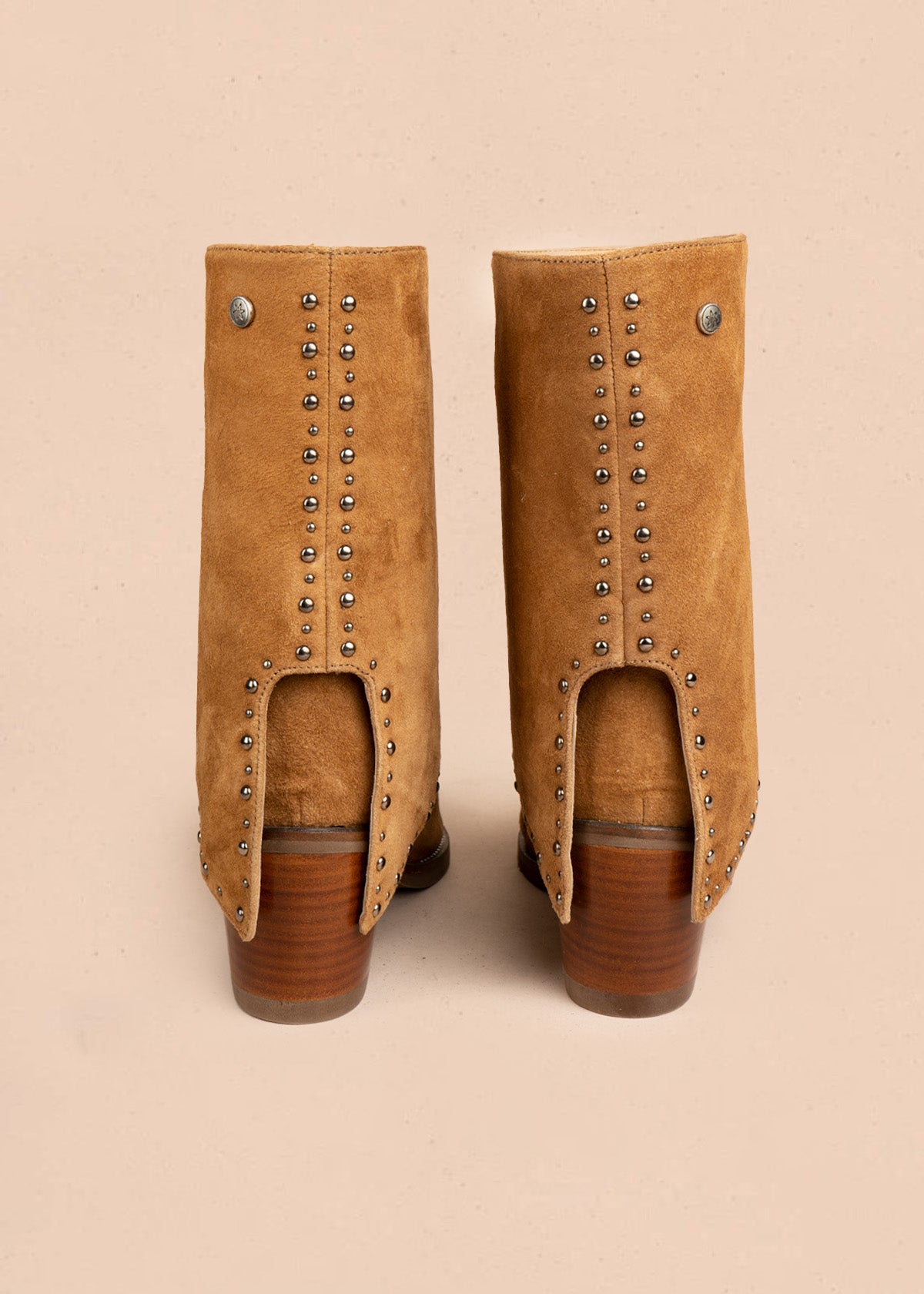 Botas en cuero color arena con solapa y tachuelas plateadas 106611