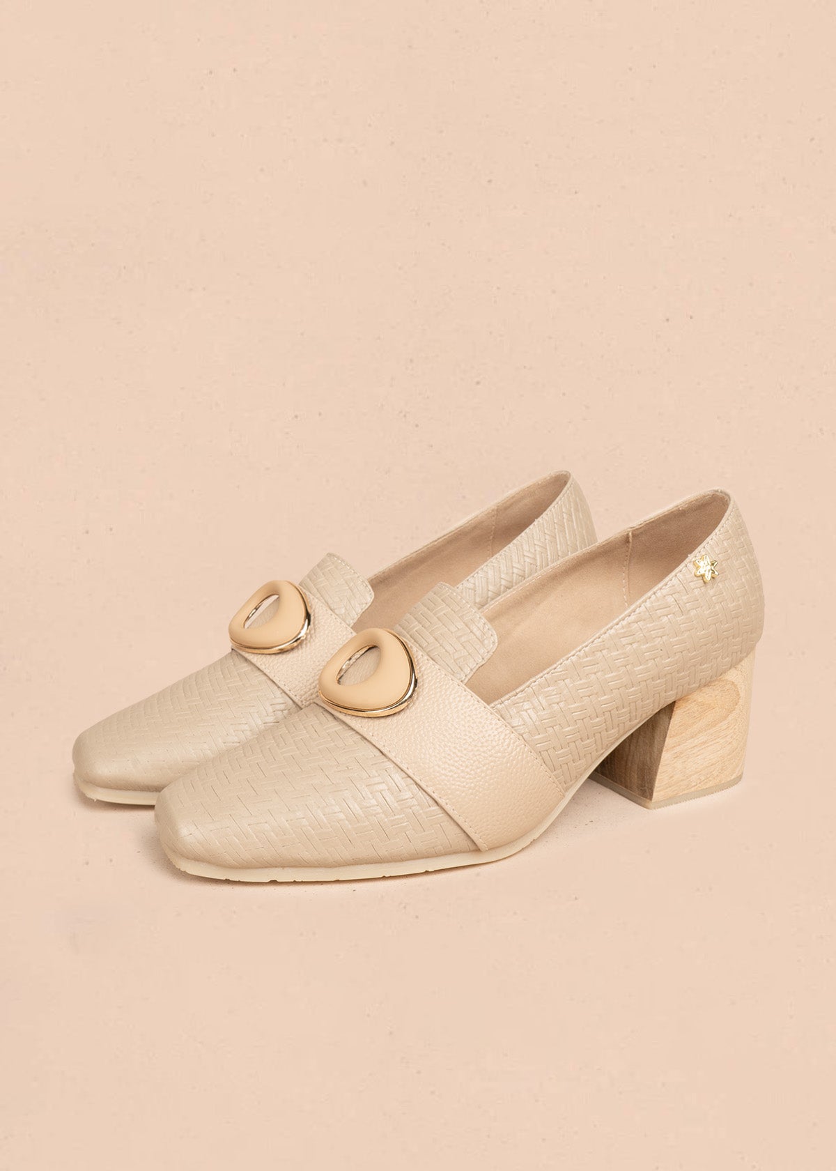 Zapatos cerrados en cuero color camel con textura tejida y aplique dorado 106615