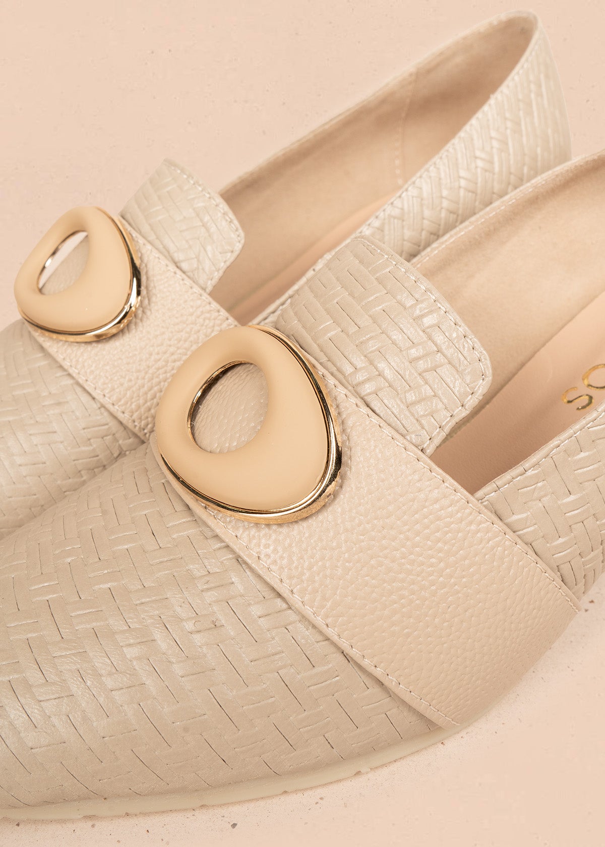 Zapatos cerrados en cuero color camel con textura tejida y aplique dorado 106615