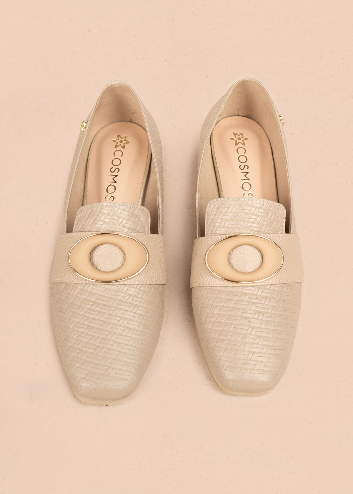 Zapatos cerrados en cuero color camel con textura tejida y aplique dorado 106615