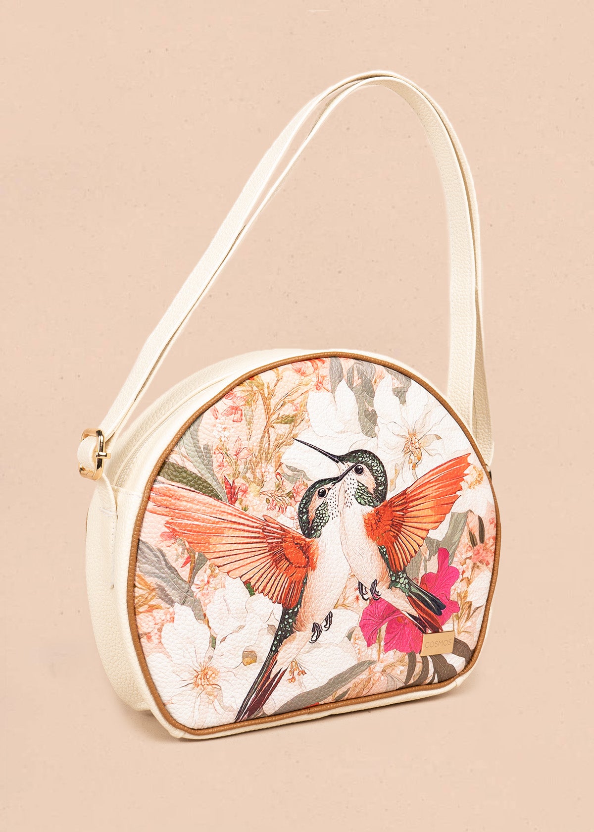 Bolso manos libres de cuero color talco con estampado de colibrí 106616