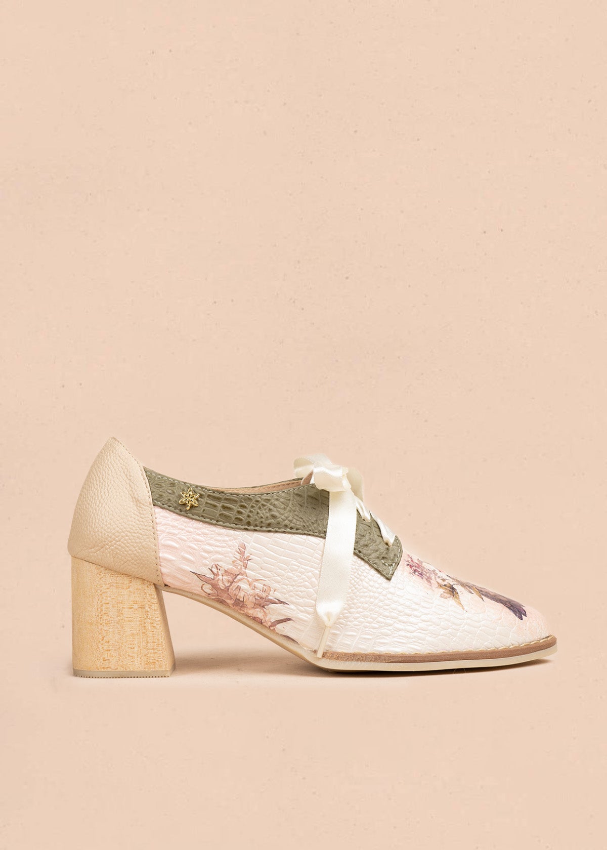 Zapatos de cuero color talco con atadura y estampado de colibrí 106617