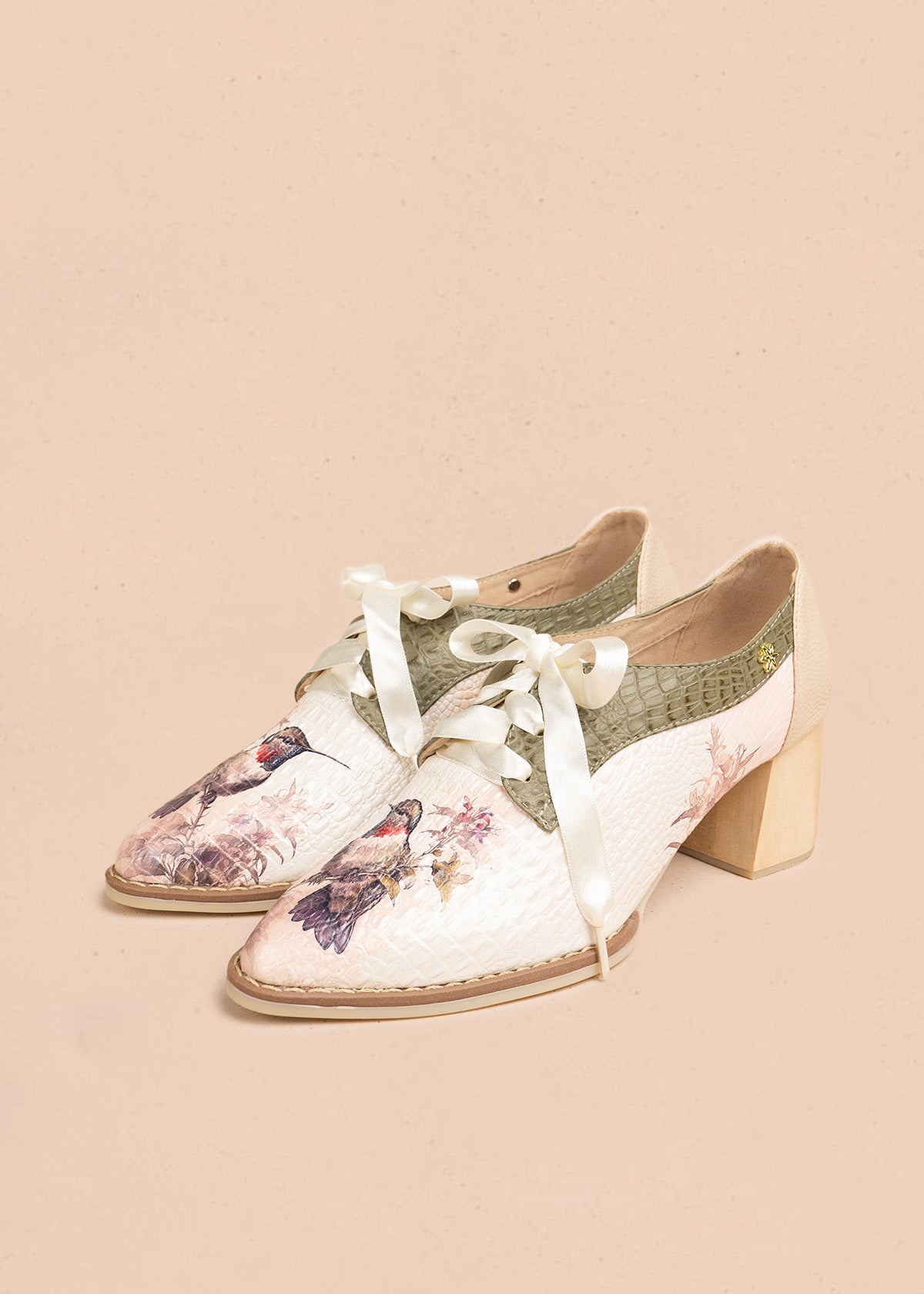 Zapatos de cuero color talco con atadura y estampado de colibrí 106617