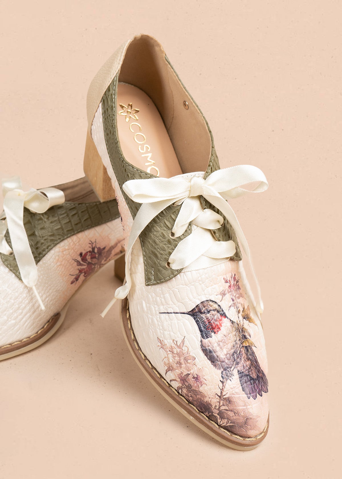 Zapatos de cuero color talco con atadura y estampado de colibrí 106617