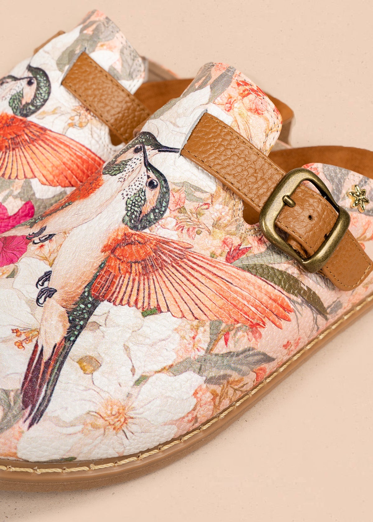Zuecos de cuero color talco con estampado de colibrí 106619