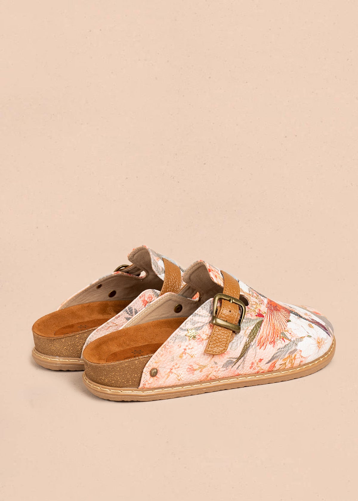 Zuecos de cuero color talco con estampado de colibrí 106619