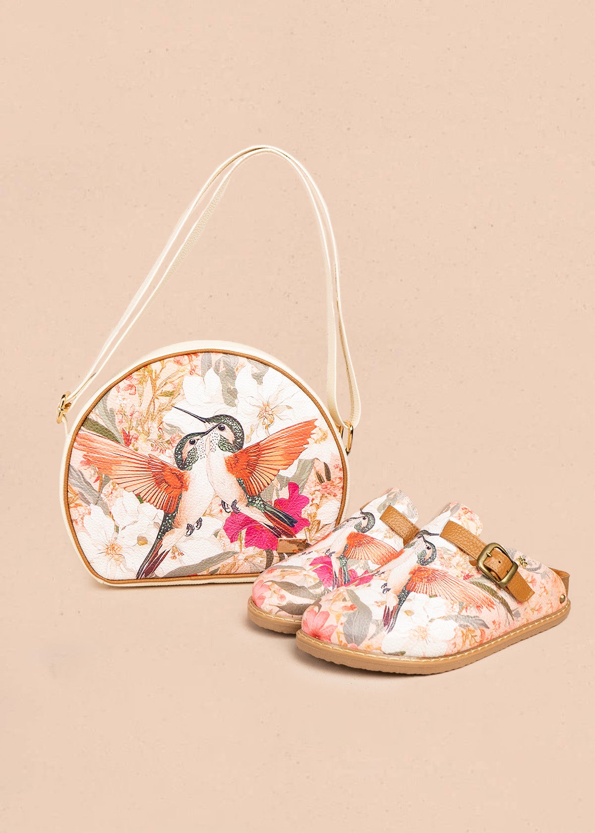 Zuecos de cuero color talco con estampado de colibrí 106619