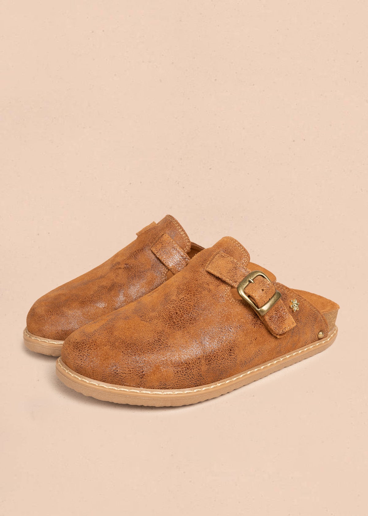 Zuecos en cuero color canela tipo mule con correa 106620