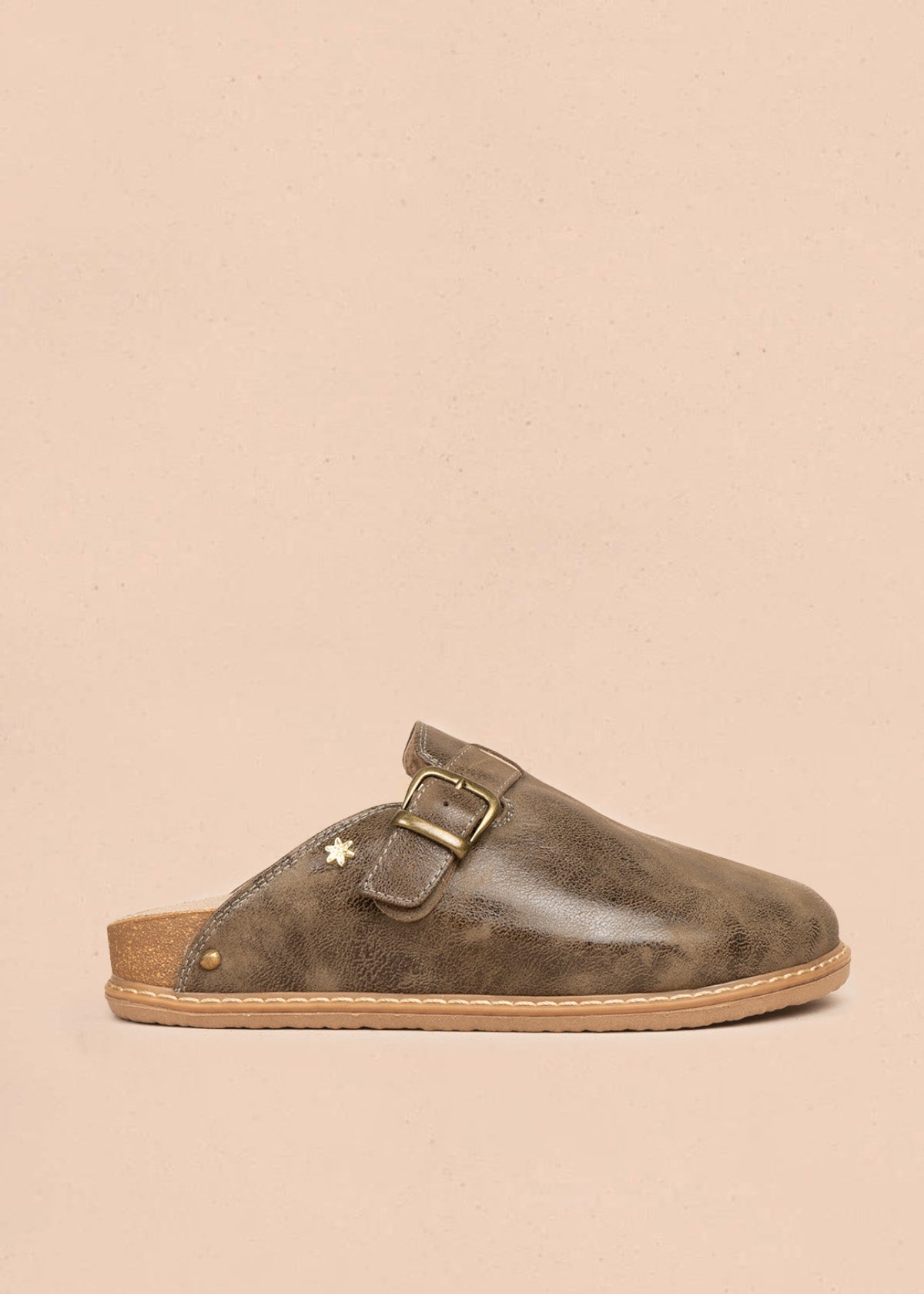 Zuecos en cuero color verde tipo mule con correa 106620