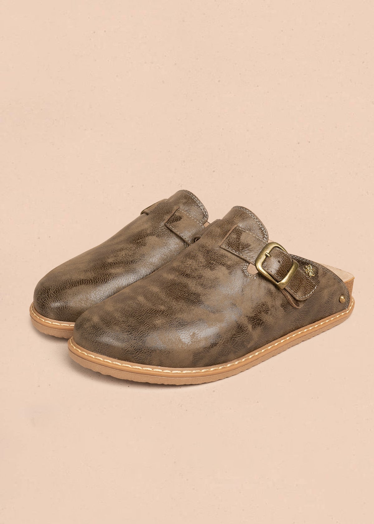 Zuecos en cuero color verde tipo mule con correa 106620