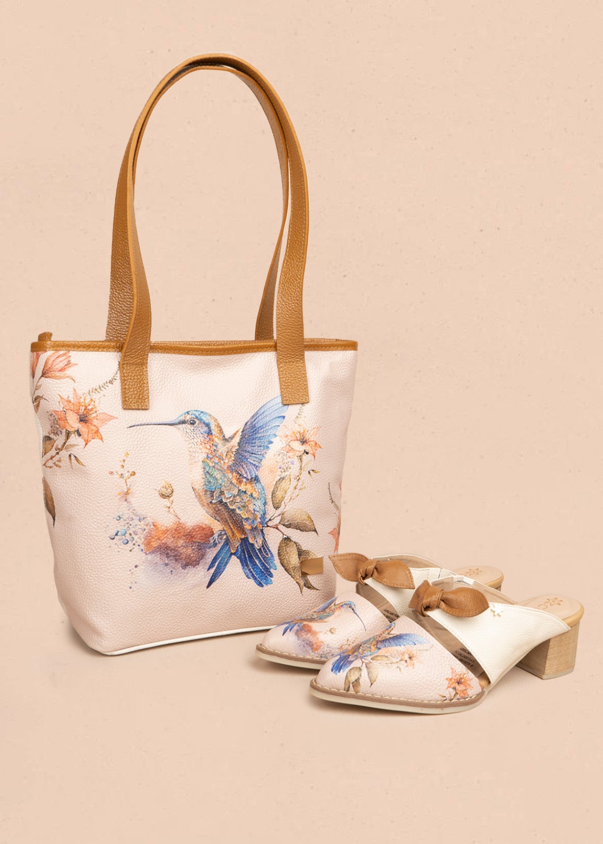 Bolso tipo shopping en cuero color talco con estampado de colibrí y flores  106624
