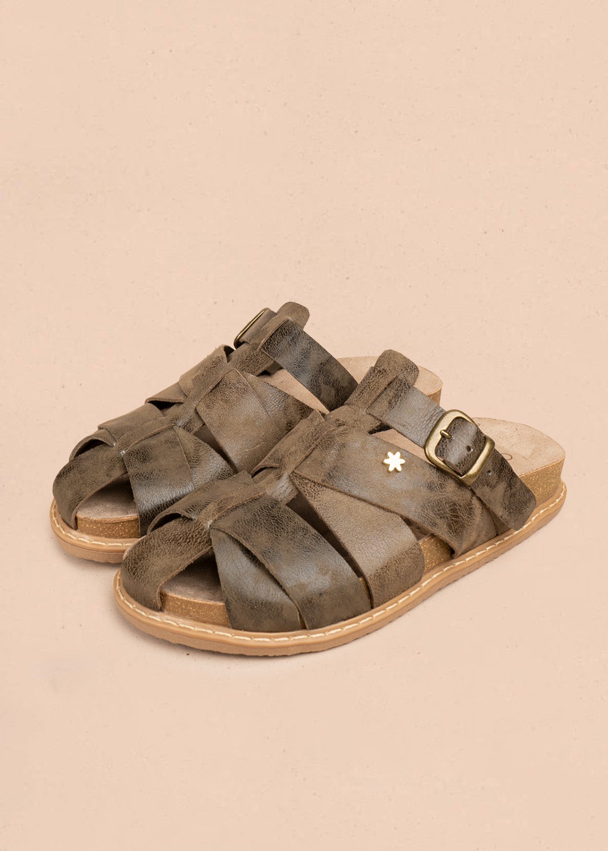 Zuecos de cuero color verde con hebilla dorada 106625