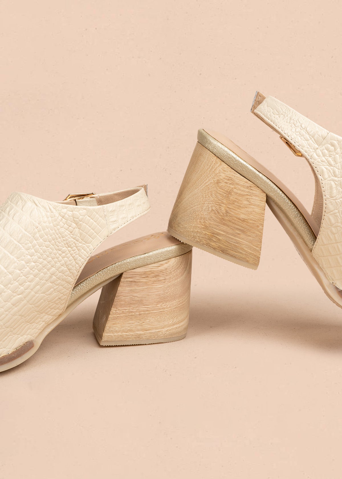 Botines en cuero color almendra con textura croco y tacón en madera 106626