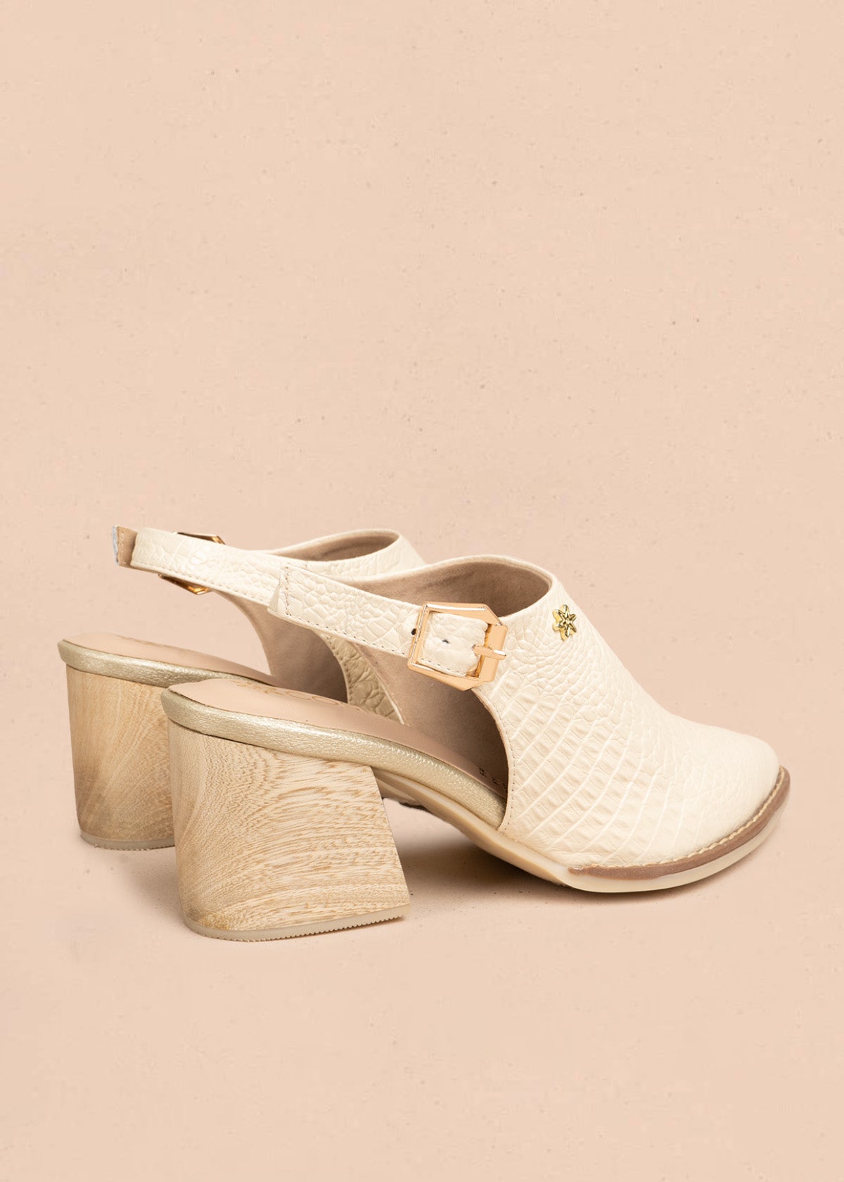 Botines en cuero color almendra con textura croco y tacón en madera 106626