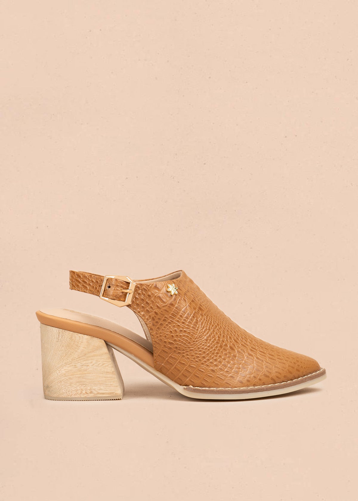 Botines en cuero color miel con textura croco y tacón en madera 106626