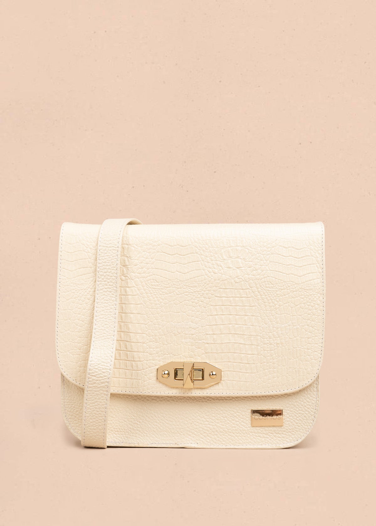 Bolso manos libres en cuero color almendra con textura croco y broche dorado 106627