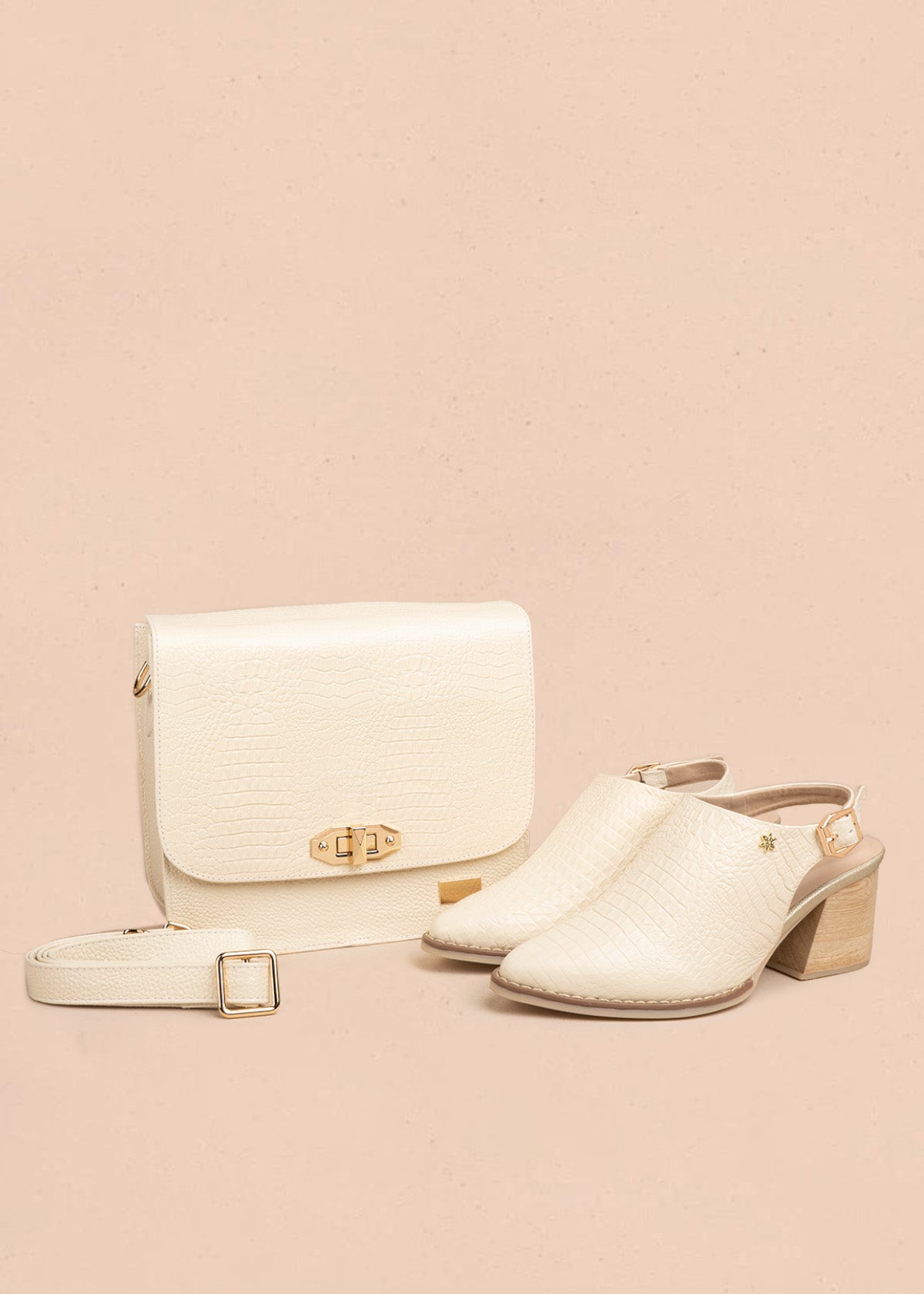 Bolso manos libres en cuero color almendra con textura croco y broche dorado 106627