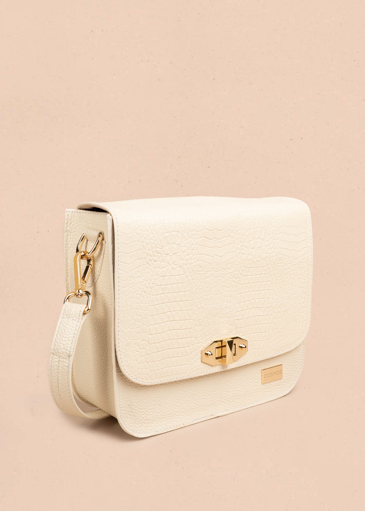 Bolso manos libres en cuero color almendra con textura croco y broche dorado 106627